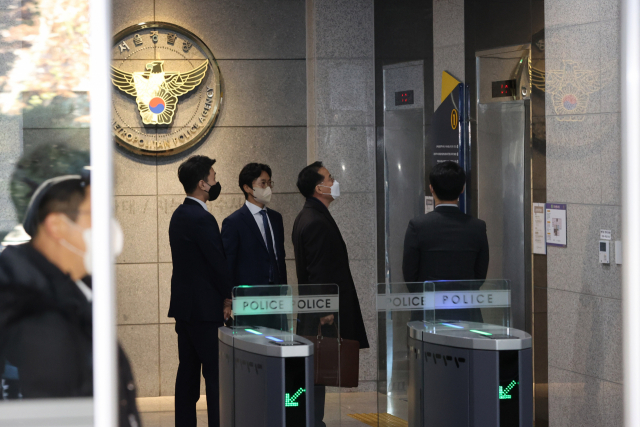 김광호 서울경찰청장이 2일 오전 서울 마포구 서울경찰청 이태원 참사 특별수사본부에서 피의자 조사 출석을 위해 청사로 들어서고 있다. 연합뉴스