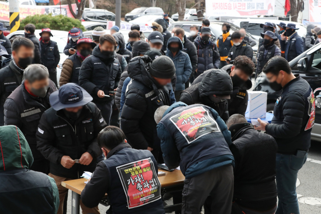 9일 오전 광주 광산구 진곡화물공영차고지에서 화물연대 광주본부 조합원이 총파업 종료 및 현장 복귀 찬반투표에 참여하고 있다. 연합뉴스