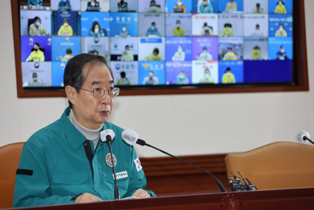 한덕수 국무총리가 9일 정부서울청사에서 '화물연대 집단운송 거부' 관계장관회의 및 코로나19 중대본 회의에 참석하고 있다. 이날 한 총리는 정장 셔츠가 아닌 터틀넥 니트를 입고 출근했다. /연합뉴스