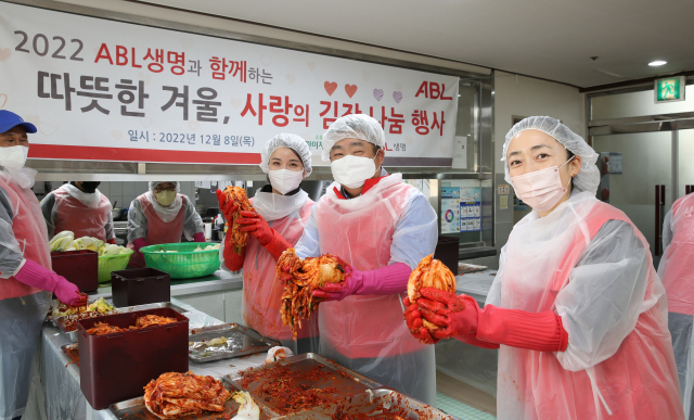 시예저치앙(가운데) ABL생명 사장이 지난 8일 강서구 개화동에 위치한 지온보육원 아이들을 위해 ‘따뜻한 겨울, 사랑의 김장나눔’ 봉사활동을 하고 있다. 사진 제공=ABL생명