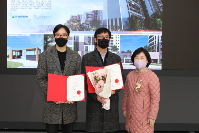 제20회 한국색채대상에서 현대엔지니어링이 ‘한국디자인진흥원장상’을 수상한 이후 기념사진을 촬영하고 있다. 양우석(왼쪽부터) 데코피아 과장, 송남헌 현대엔지니어링 디자인밸류팀장, 정유나 상명대 디자인대학 교수. 사진제공=현대엔지니어링