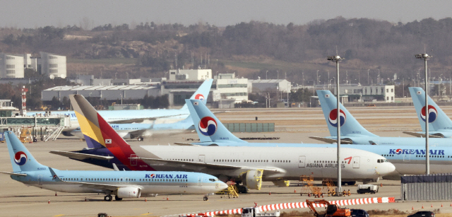 인천국제공항 주기장에 대한항공과 아시아나항공 여객기가 함께 서 있다. 연합뉴스