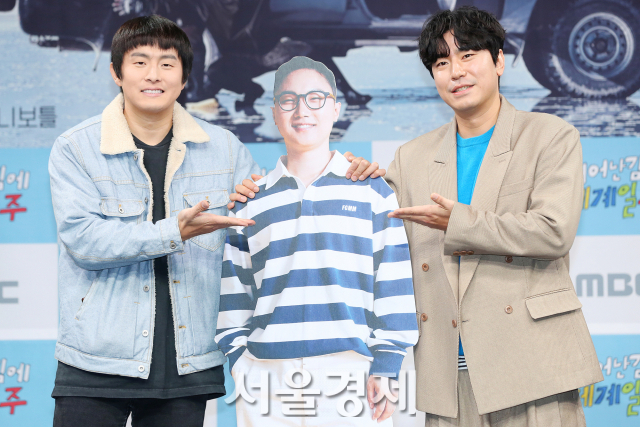 웹툰 작가 기안84, 배우 이시언이 9일 오후 서울 마포구 MBC 골든마우스홀에서 열린 MBC 새 예능프로그램 '태어난 김에 세계일주' 제작발표회에서 포즈를 취하고 있다. / 사진=김규빈 기자