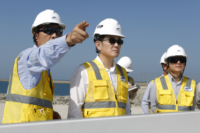 이재용(가운데) 삼성전자 회장이 6일(현지 시간) 아랍에미리트(UAE) 아부다비에 있는 바라카 원자력 발전소 건설 현장을 방문해 직원에게 설명을 듣고 있다. 사진 제공=삼성전자