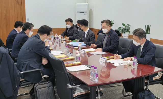 박일준 산업통상자원부 2차관이 9일 서울 영등포구 한전남서울본부에서 열린 ‘한전법 개정안 부결 관련 긴급 점검회의’를 주재하고 있다. 사진제공=산업통상자원부