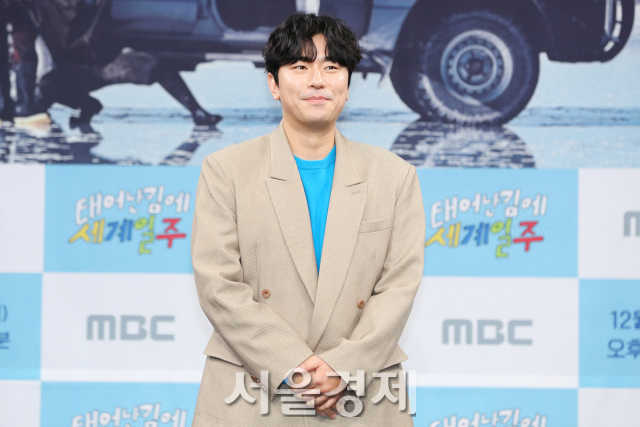 배우 이시언이 9일 오후 서울 마포구 MBC 골든마우스홀에서 열린 MBC 새 예능프로그램 '태어난 김에 세계일주' 제작발표회에서 포즈를 취하고 있다. / 사진=김규빈 기자