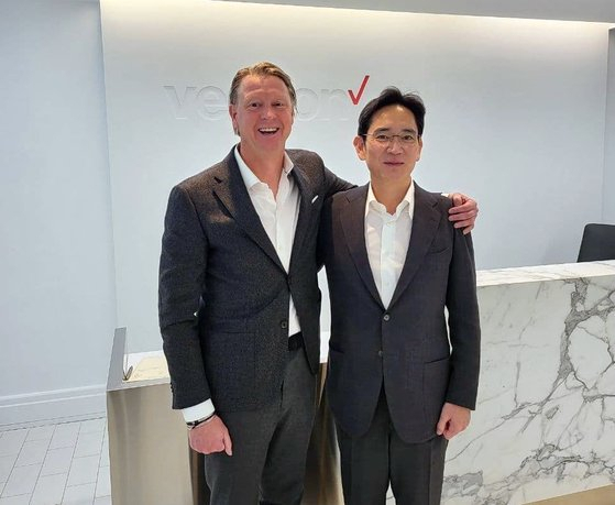 지난해 11월 미국 뉴저지주 버라이즌 본사에서 이재용(오른쪽) 삼성전자 회장이 한스 베스트베리 버라이즌 최고경영자(CEO)를 만나 기념 촬영하고 있다. 사진 제공=삼성전자