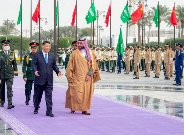 무함마드 빈 살만(오른쪽) 사우디 왕세자가 8일 사우디아라비아 리야드에서 시진핑 중국 국가주석을 환영하고 있다. 로이터연합뉴스.