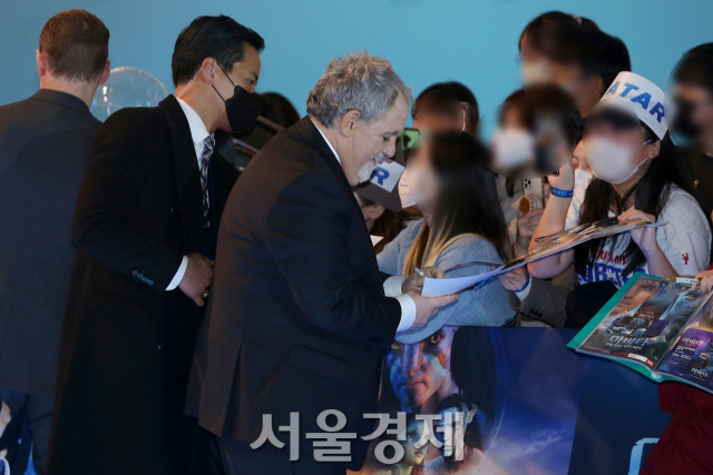 존 랜도 프로듀서가 9일 오후 서울 영등포구 영등포 타임스퀘어에서 열린 영화 '아바타: 물의 길' 블루카펫에서 팬 이벤트를 진행하고 있다. / 사진=김규빈 기자.
