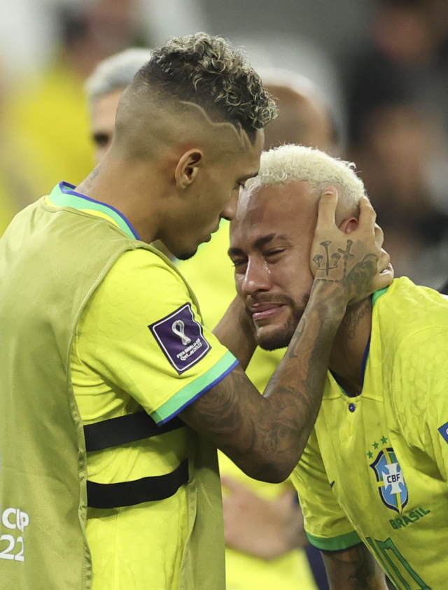 브라질 에이스 네이마르(오른쪽)가 8강 승부차기 패배 뒤 눈물을 보이고 있다. 신화연합뉴스