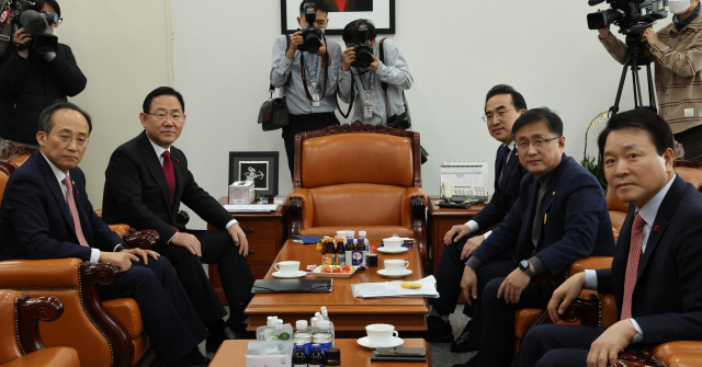 9일 국회 운영위원장실에서 여야정이 모여 내년도 예산안 처리에 관해 협상을 벌이고 있다. 왼쪽부터 시계 방향으로 추경호 경제부총리, 국민의힘 주호영 원내대표, 더불어민주당 박홍근 원내대표, 김성환 정책위의장, 국민의힘 성일종 정책위의장. /연합뉴스