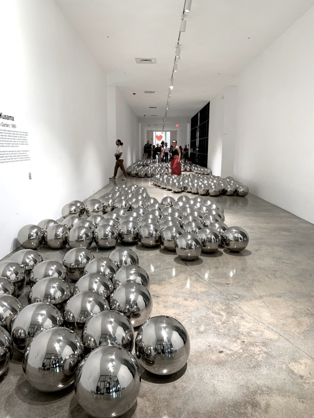 루벨 뮤지엄 (Rubell Museum)에 전시된 쿠사마 야요이 (Kusama Yayoi)의 나르시서스 가든 (1966) 작품이다. 700여개의 스테인리스 구슬로 이루어져 있다.