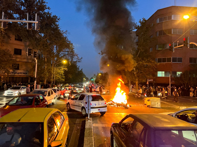 이란 테헤란 반정부 시위로 동안 경찰 오토바이가 불타고 있다. 로이터 연합뉴스