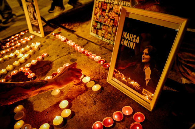 히잡을 제대로 착용하지 않았다는 이유로 구금됐다가 사망한 ‘마흐사 아미니’를 추모하는 촛불이 켜져 있다. AFP 연합뉴스