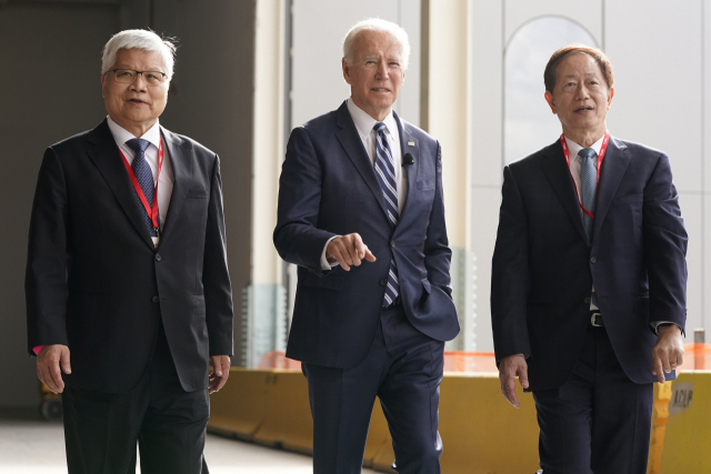C.C. 웨이(왼쪽부터) 최고경영자(CEO), 조 바이든 미국 대통령, 류더인 TSMC 회장이 지난 6일(현지시간) 대만의 TSMC가 애리조나주 피닉스에 짓고 있는 컴퓨터 반도체 공장 건설현장을 둘러보고 있다. 연합뉴스