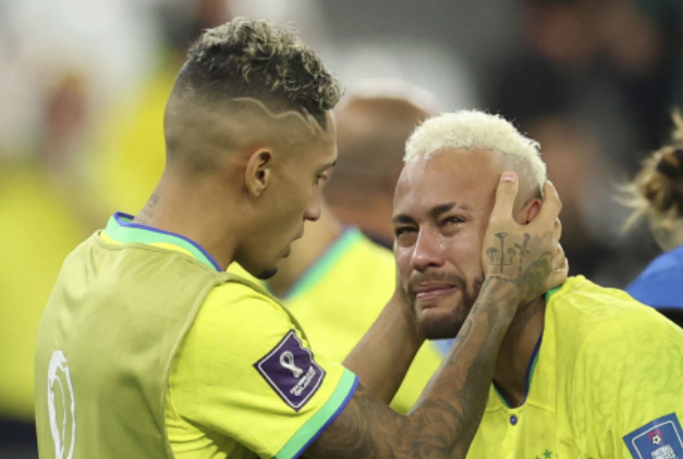 브라질 에이스 네이마르(오른쪽)가 8강 승부차기 패배 뒤 눈물을 보이고 있다. 신화연합뉴스