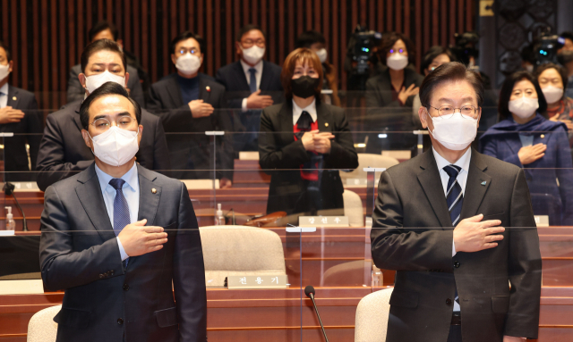 이재명 더불어민주당 대표와 의원들이 11일 서울 여의도 국회에서 열린 의원총회에서 국기에 대한 경례를 하고 있다. 연합뉴스