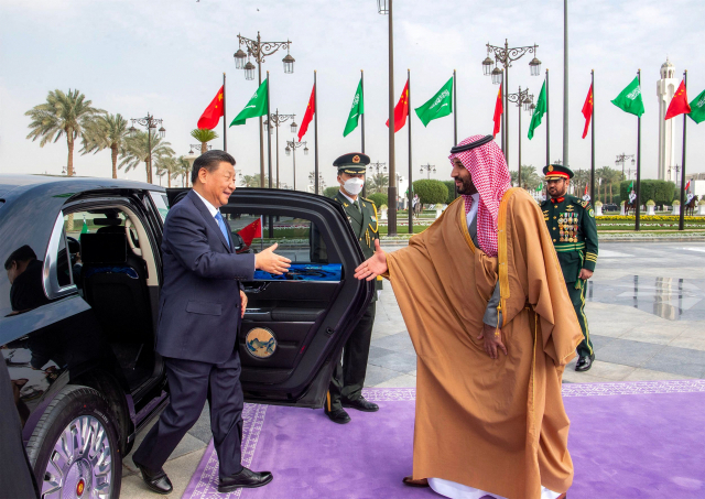 시진핑 중국 국가주석이 8일(현지 시간) 사우디아라비아 왕궁 방문 직전 환영을 나온 무함마드 빈 살만 왕세자와 악수를 나누기 위해 다가서고 있다. AFP연합뉴스