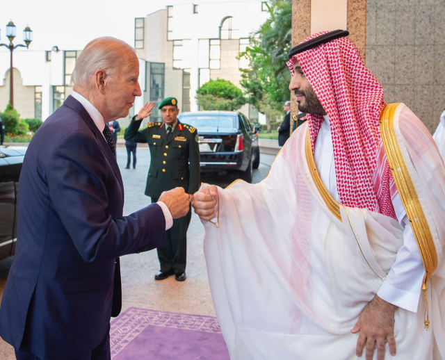 조 바이든 미국 대통령이 15일(현지시간) 사우디아라비아 제다에 도착해 무함마드 빈 살만 왕세자와 주먹 인사를 하고 있다. /AP연합뉴스