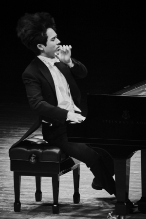 피아니스트 임윤찬이 10일 서울 서초구 예술의전당 콘서트홀에서 열린 리사이틀에서 연주하고 있다. 사진 제공=목프로덕션