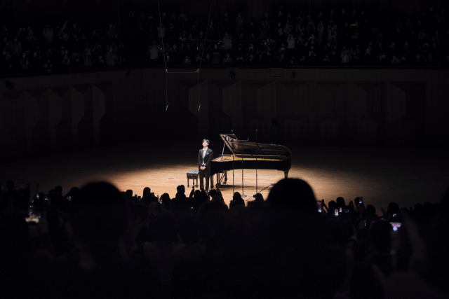 피아니스트 임윤찬이 10일 서울 서초구 예술의전당 콘서트홀에서 열린 리사이틀에서 연주를 마친 후 관객들 앞에서 인사하고 있다. 사진 제공=목프로덕션