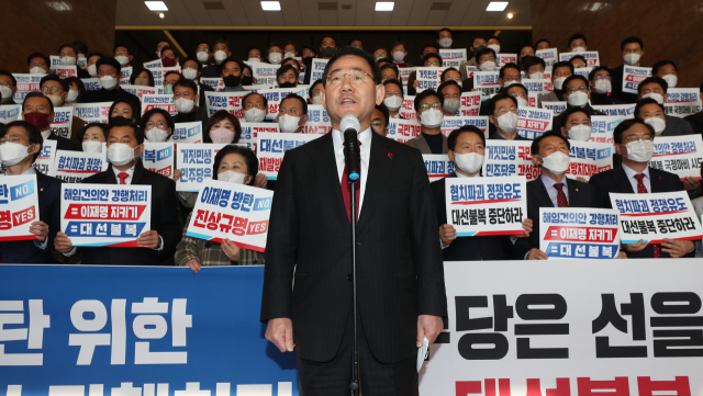 주호영 국민의힘 원내대표가 11일 국회 로텐더홀에서 열린 해임건의안 강행 처리 규탄대회에서 발언하고 있다. / 연합뉴스