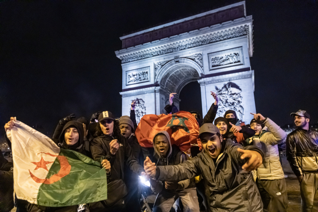 모로코 축구 팬들이 11일 프랑스 파리 샹젤리제 거리의 개선문 앞에서 모로코의 월드컵 4강 진출에 환호하고 있다. EPA연합뉴스