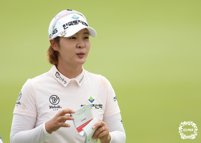 2라운드 17번 홀에서 버디를 기록한 뒤 미소 짓는 박지영. 사진 제공=KLPGA