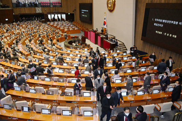 국민의힘 의원들이 11일 서울 여의도 국회에서 열린 본회의에서 이상민 행정안전부 장관에 대한 해임 건의안 표결에 항의하며 퇴장하고 있다. 여당 의원이 퇴장한 가운데 진행된 이 장관 해임 건의안은 재석 의원 183명 중 찬성 182명, 무효 1명으로 의결됐다. 연합뉴스