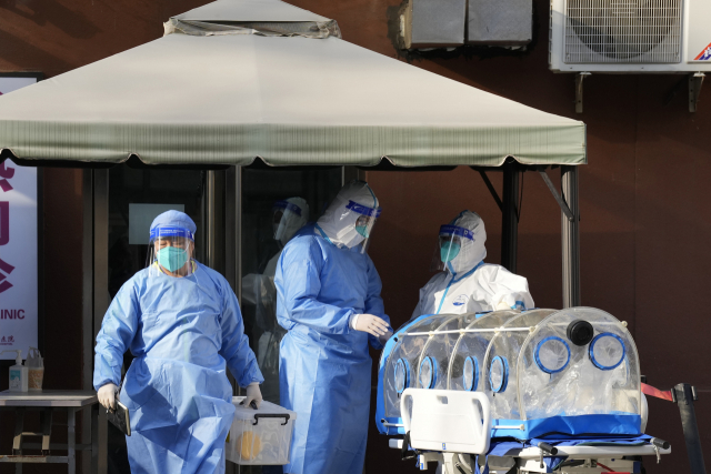 9일(현지시간) 중국 베이징의 한 병원 진료소에서 의료진들이 코로나19 방역을 위한 장비를 준비하고 있다. AP연합뉴스