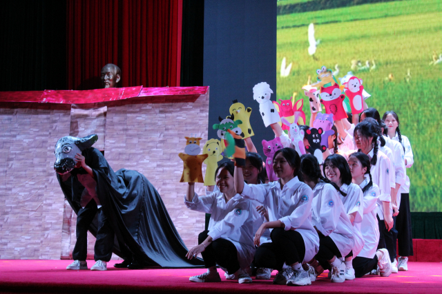 문화예술교육 ODA 한·베 10년 기념 통합결과발표회에서 문학반 학생들이 베트남의 유명 소설 ‘어린시절로 가는 티켓’을 연극으로 재해석해 공연하고 있다. /사진제공=한국문화예술교육진흥원