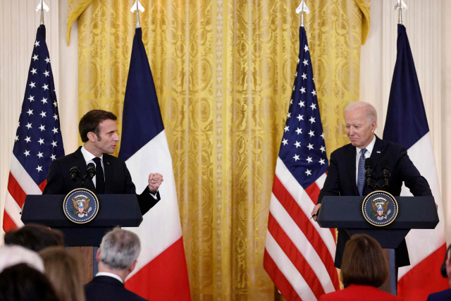 1일(현지 시간) 미국 워싱턴DC 백악관에서 조 바이든 미국 대통령(오른쪽)과 에마뉘엘 마크롱 프랑스 대통령이 합동 기자회견을 하고 있다. 연합뉴스