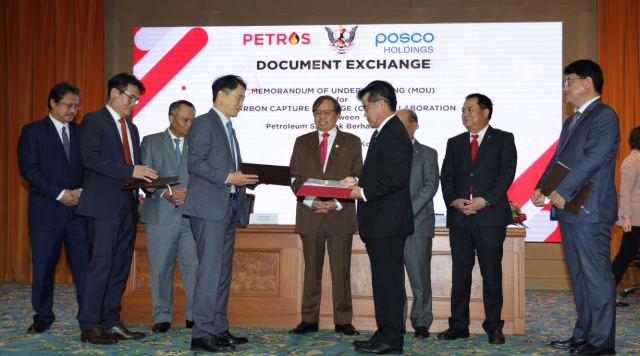 조주익(왼쪽 네 번째) 포스코홀딩스 수소사업추진단장이 12일 말레이시아 사라왁 주정부청사에서 안이 응가우(〃 여섯 번째) 페트로스 사라왁자원관리부문장과 업무협약을 맺고 있다. 사진 제공=포스코홀딩스