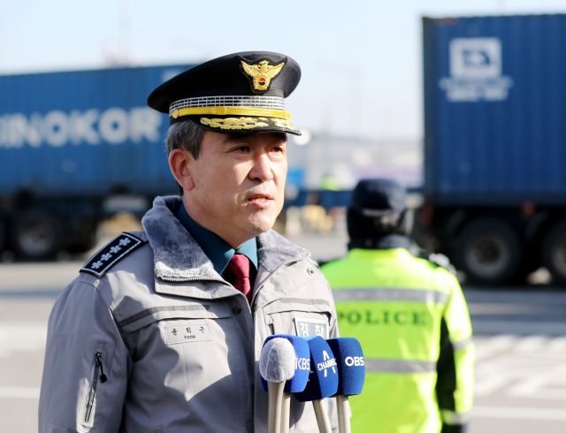 화물연대 총파업 1주일째인 지난달 30일 오전 인천시 연수구 인천 신항 선광신컨테이너터미널에서 유희근 경찰청장이 발언하고 있다. 인천=연합뉴스