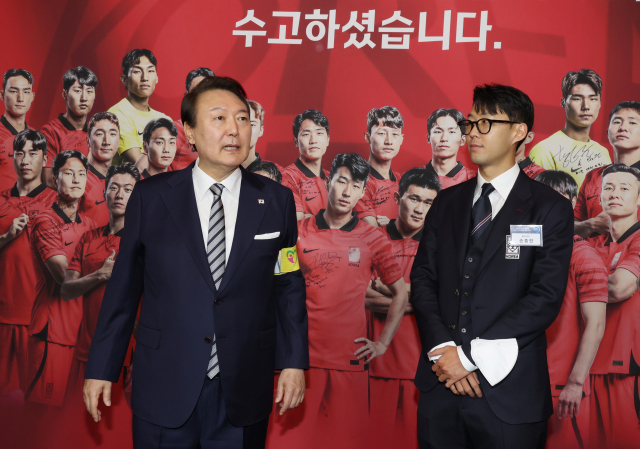 청와대 환영 오찬에 참석해 윤석열(왼쪽) 대통령의 축하 인사를 듣는 손흥민. 연합뉴스