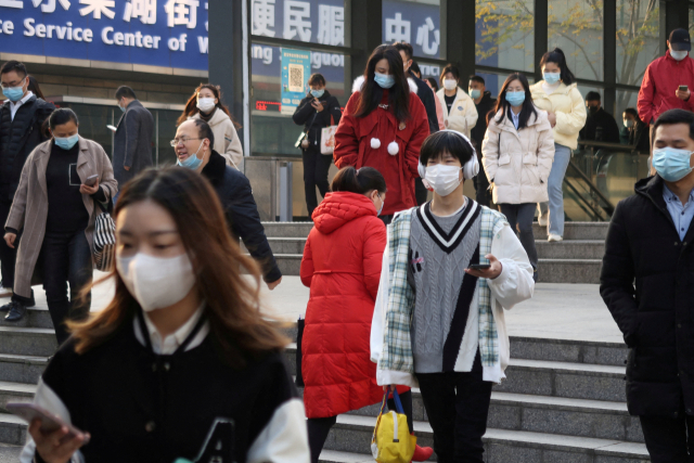 중국 허베이성 우창의 시민들이 9일(현지 시간) 출근시간 대에 마스크를 쓰고 지하철 역을 빠져 나오고 있다. 로이터연합뉴스
