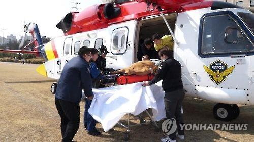 해양경찰청 소속 응급헬기가 섬 응급환자를 이송 하고 있다. 연합뉴스