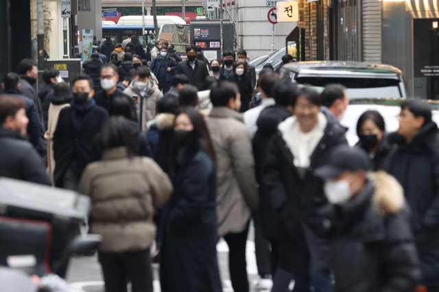 12일 오후 서울 중구의 한 식당 거리에 두터운 겨울 옷을 걸친 사람들이 오가고 있다./연합뉴스