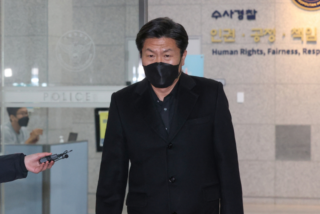 이임재 전 용산경찰서장이 11일 오후 서울 마포구 이태원 사고 특별수사본부에서 조사를 받은 뒤 청사를 나서고 있다. 연합뉴스