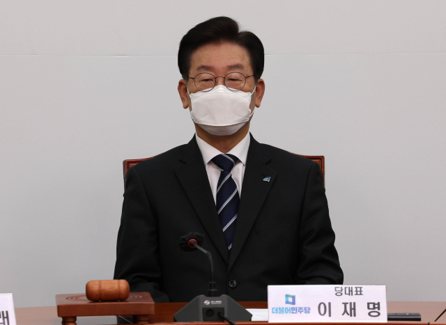 이재명 더불어민주당 대표가 12일 국회 대표실에서 열린 최고위원회의에 참석해 자리에 앉아 있다. 연합뉴스