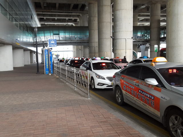 KTX 오송역에 줄지어 서있는 청주 택시들. 사진제공=청주시