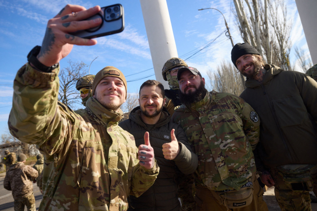 지난달 14일(현지 시간) 우크라이나 남부 도시 헤르손에서 볼로디미르 젤렌스키(왼쪽 두 번째) 대통령이 병사들과 기념 촬영을 하고 있다. AFP연합뉴스
