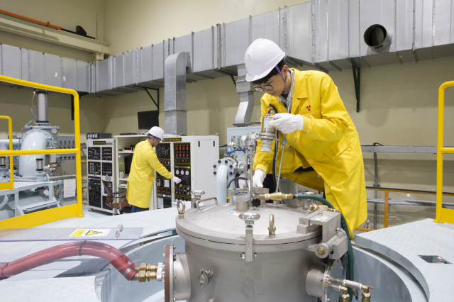 한국원자력연구원은 세계에서 유일하게 ‘원심분무 핵연료 분말 제조기술’을 적용해 고밀도 저농축 우라늄실리사이드 판형핵연료를 생산한다. 사진제공=한국원자력연구원