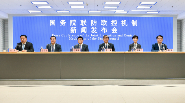 중국 국무원이 7일 사실상 ‘제로 코로나’를 폐지하는 10가지 새로운 방역 조치를 발표하고 있다. 신화사