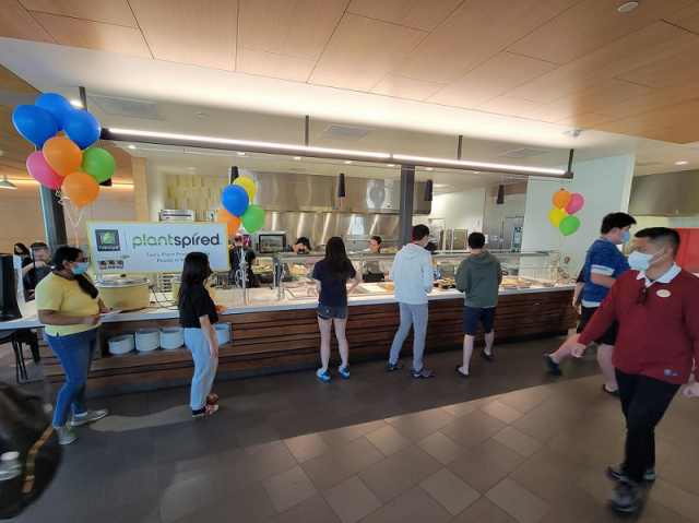미국 캘리포니아대 리버사이드 캠퍼스 교내 식당에서 학생들이 풀무원USA의 식물성 식품을 맛보고 있다. 사진 제공=풀무원