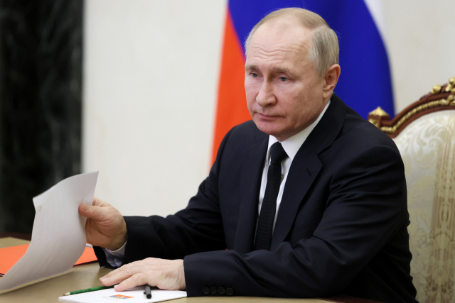 블라디미르 푸틴 러시아 대통령이 지난 6일(현지시간) 모스크바에서 국가안보위원회 화상회의를 주재하고 있다. AP연합뉴스