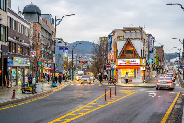 지하철역에서 숙명여대로 이어지는 청파로47길, 청파동과 숙명여대 일대의 주요 상권이다./사진=서울관광재단