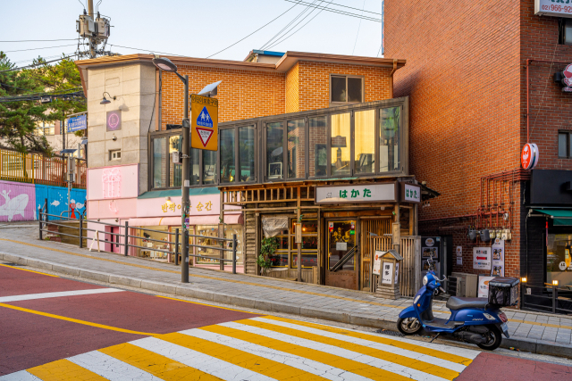 회기시장을 지키던 옛 점포들은 대부분 사라지고, 청년 가게들이 늘어나며 새롭게 탈바꿈하고 있다./사진=서울관광재단