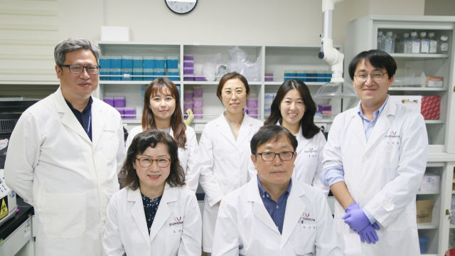 한국한의학연구원 한의기술응용센터 마진열(앞줄 오른쪽) 박사와 조원경(왼쪽) 박사 등 연구진. 사진제공=한국한의학연구원