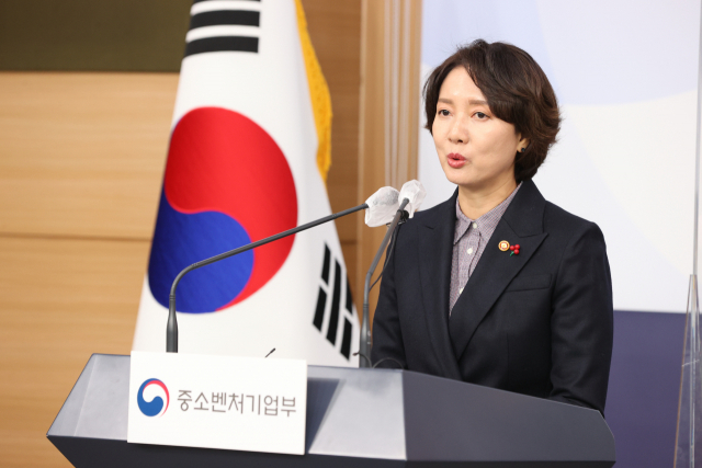 이영 중소벤처기업부 장관이 13일 서울 종로구 정부서울청사 별관에서 ‘한겨울의 동행축제, 윈-윈터 페스티벌’ 계획을 발표하고 있다. 사진제공=중기부